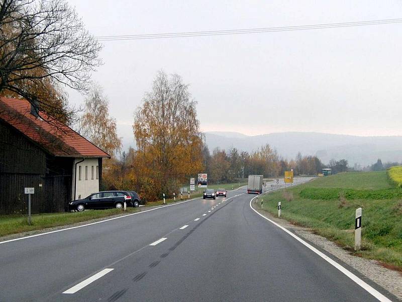 V příhraničním Furthu im Wald vyrůstá i v těchto dnech obchvat. Lidé jedoucí z ČR  musí po této silnici.