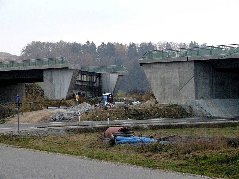 V příhraničním Furthu im Wald vyrůstá i v těchto dnech obchvat. Most překřižující silnici do Rimbachu