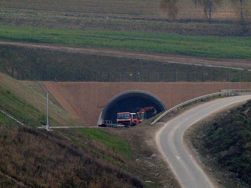V příhraničním Furthu im Wald vyrůstá i v těchto dnech obchvat. Most překřižující silnici do Rimbachu vede k tunelu směr Cham.
