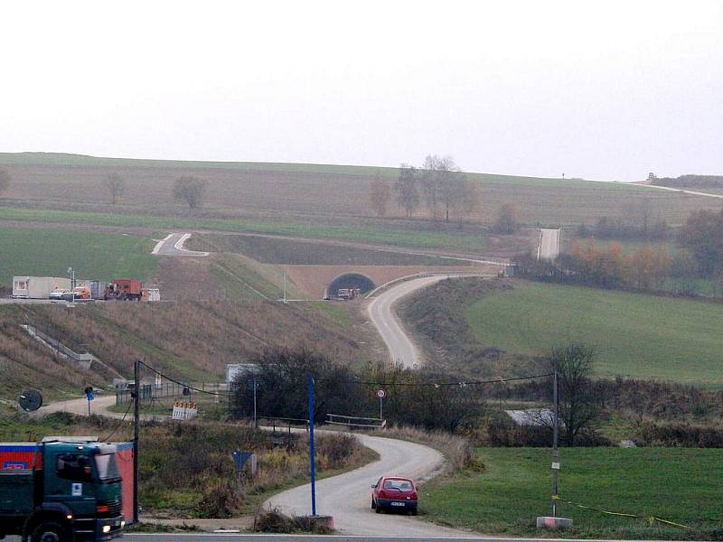 V příhraničním Furthu im Wald vyrůstá i v těchto dnech obchvat. Most překřižující silnici do Rimbachu vede k tunelu směr Cham.