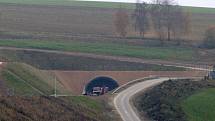 V příhraničním Furthu im Wald vyrůstá i v těchto dnech obchvat. Most překřižující silnici do Rimbachu vede k tunelu směr Cham.