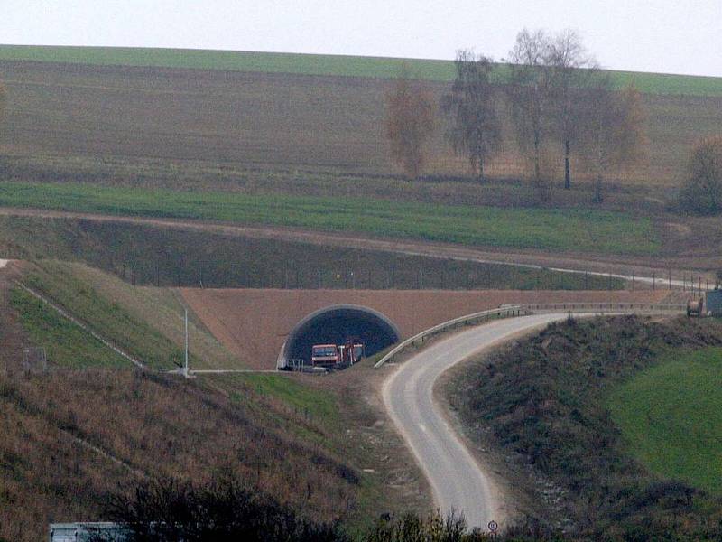 V příhraničním Furthu im Wald vyrůstá i v těchto dnech obchvat. Most překřižující silnici do Rimbachu vede k tunelu směr Cham.