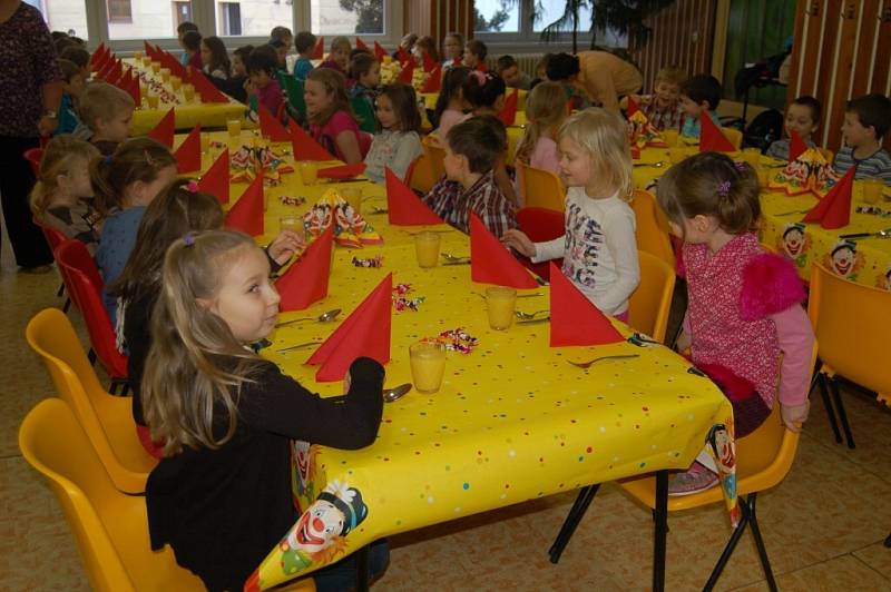 Domažličtí prvňáčci po obdržení pololetního vysvědčení šli na slavnostní oběd.