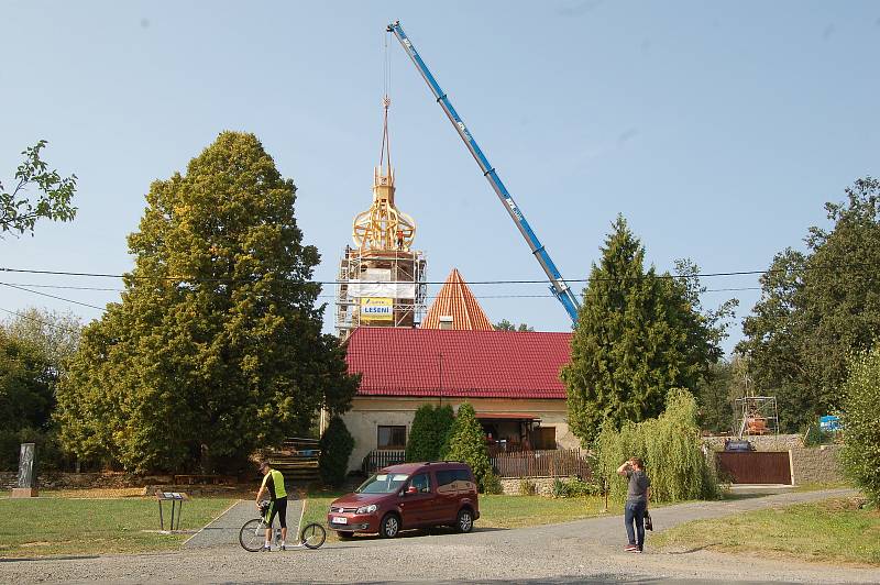 Instalace báně na kostel v Šitboři.