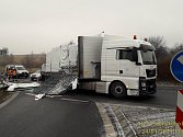 Kamion převrátil náklad u Draženova.
