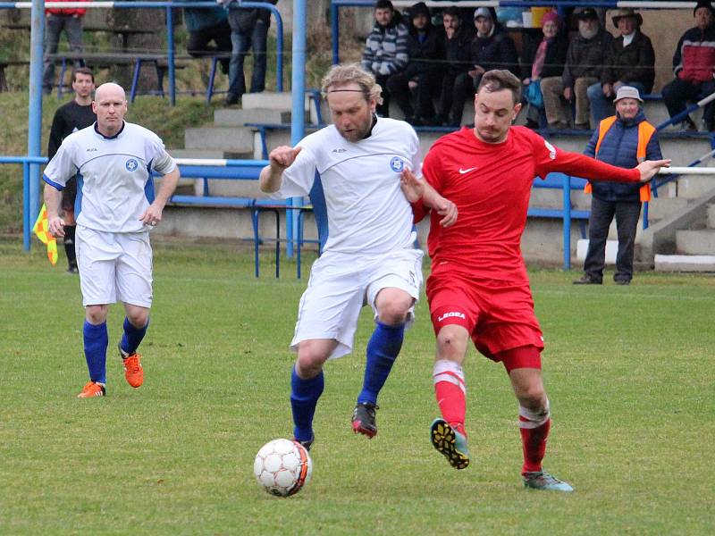 Nedělní program krajského přeboru nabídne i derby mezi rezervou Domažlic a Holýšovem (na snímku ve světlém Roman Baxa). Foto: Václav Tauer/ Deník