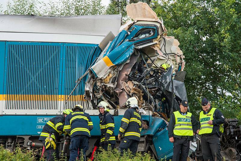 U obce Milavče mezi Domažlicemi a Blížejovem se ve středu ráno srazily dva vlaky. Tři lidé nehodu nepřežili.