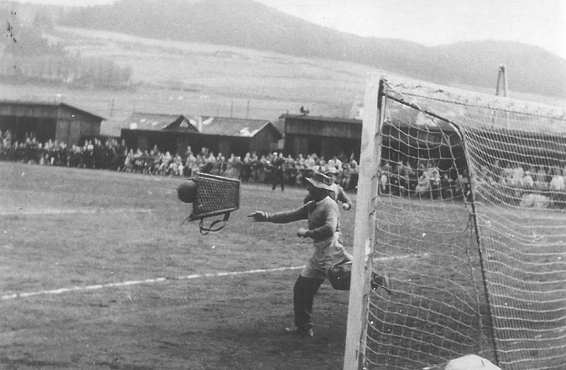 Fotbalový zápas na Kobyle. JZD Brnířov proti Městskému úřadu Kdyně. Předseda Josef Weber chytá míč do nůše. Foto: poskytl M. Beneš