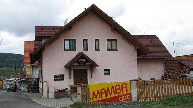 V tomto růžovém domě - klubu Mamba, došlo k napadení mladé ženy německým zákazníkem. Jeho řádění zaplatila životem.