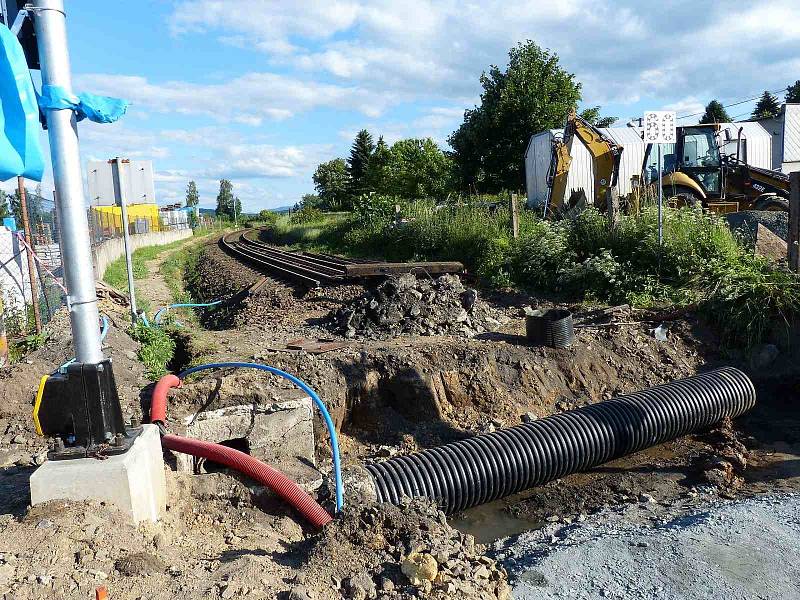 PŘEJEZD V KLENČÍ O VÍKENDU. Téměř se nechtělo věřit, že po něm v úterý odpoledne zase pojedou vlaky. 