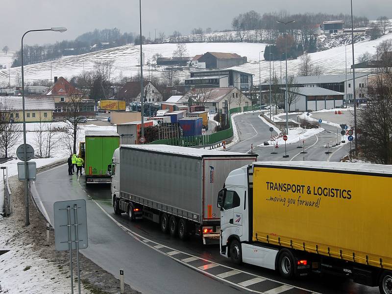 Na hraničním přechodu Folmava se také ve středu ráno tvořily kolony. Situace je ale podle oslovených řidičů už lepší než pondělí. Foto: Deník/Klára Mrázová