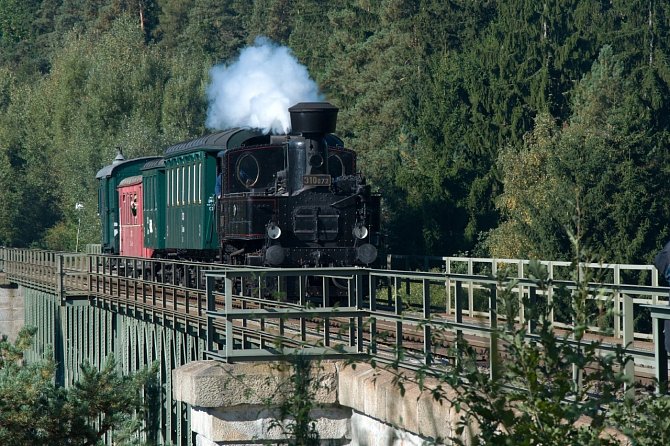 Historický vlak s lokomotivou Kafemlejnek.