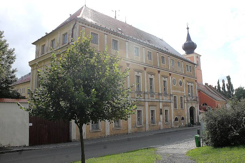 Zámek v Trhanově pocházející z druhé poloviny 17. století vlastní obec. Ta opakovaně žádá o dotace, aby ho mohla kulturní památku kompletně opravit.