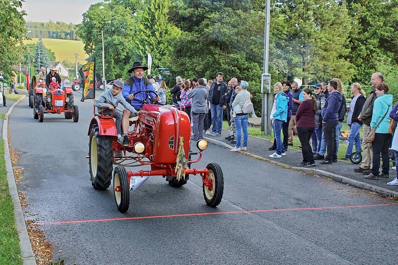 Devatenáctý ročník v couvání traktorem kolem návsi vyhrál místní Radek Němeček. Putovní pohár tak zůstal doma.