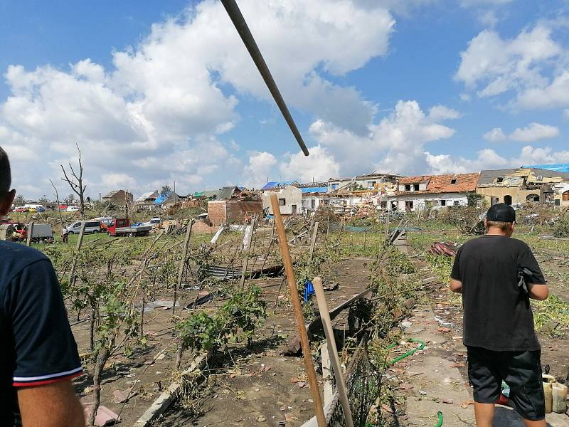 Hasiči ze Všerub a starosta městyse vyrazili začátkem týdne na jižní Moravu, kde přikrývají střechy tornádem poničených domů. Na místě zůstanou do neděle.