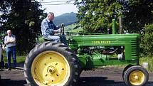 DŽONDÝROVO PRVNÍ SPOČINUTÍ NA ČESKÉ PŮDĚ. Josefu Husníkovi tento typ traktoru učaroval už v dobách jeho dětství.