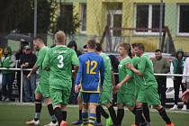 Fotbalisté Slavoje Koloveč (na archivním snímku hráči v zelených dresech) si v domácím prostředí poradili s Planou, kterou deklasovali vysoko 8:0.