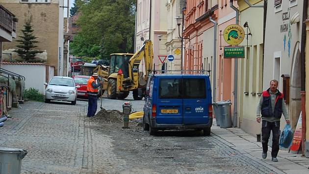 Stavební práce ve Školní ulici v Domažlicích.