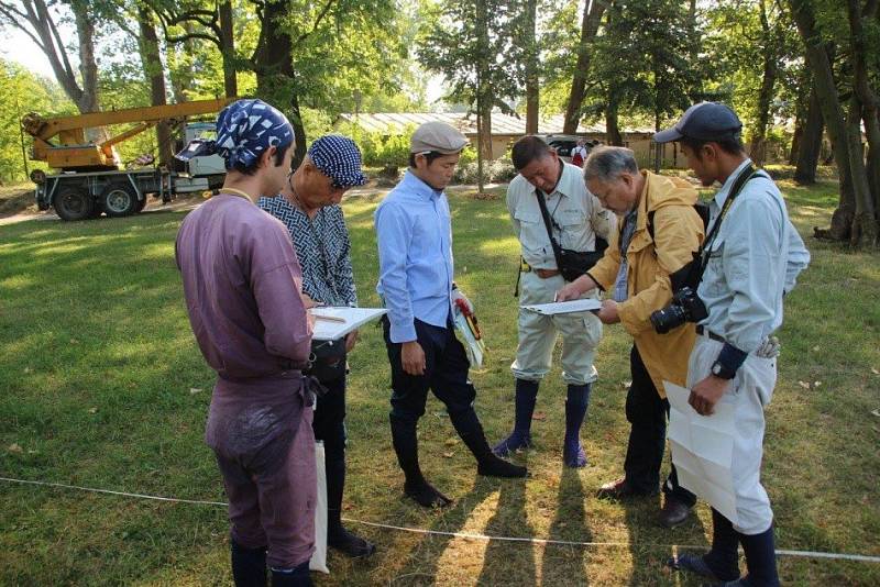 Z přivítání japonských členů realizačního týmu a zahájení výstavby zenové zahrady v Poběžovicích.