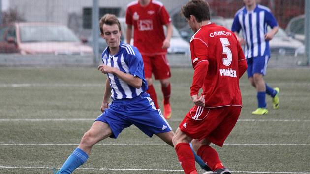 Domažlický Martin Vísner obírá Petra Papáčka z plzeňského Dynama ZČE o balon.