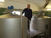 V Koutském pivovaru se vaří pivo podle dvě stě let starých receptur. Sládkem je zde Bohuslav Hlavsa, který se svému řemeslu věnuje už od roku 1969.
