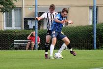 FORTUNA ČFL, skupina A, 30. kolo: FK Admira Praha - TJ Jiskra Domažlice (na snímku hráči v modrých dresech) 1:1 (1:1).