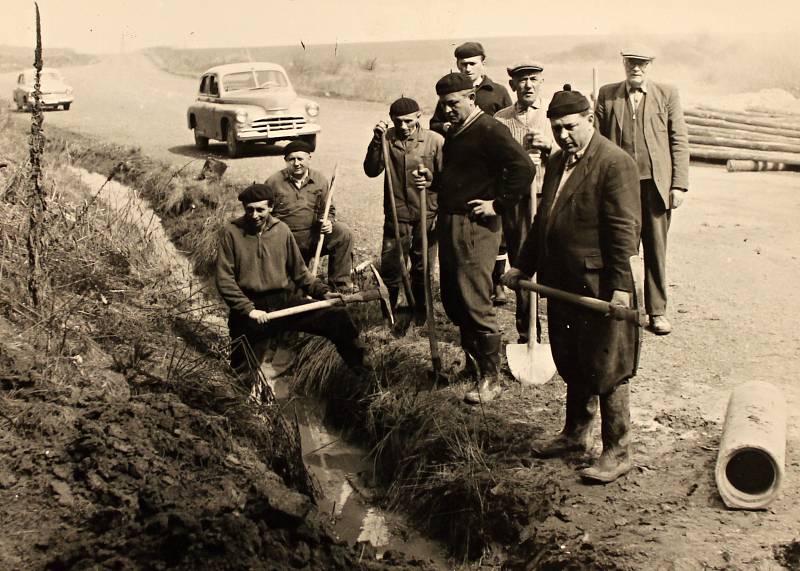 Brigádníci při úpravě nástupní plochy pro autobus v areálu koupaliště Podhájí.