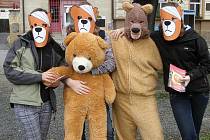 Školáci v kostýmech a maskách medvědů uspořádali na staňkovském náměstí propagační kampaň za lepší pracovní podmínky při výrobě hraček.  