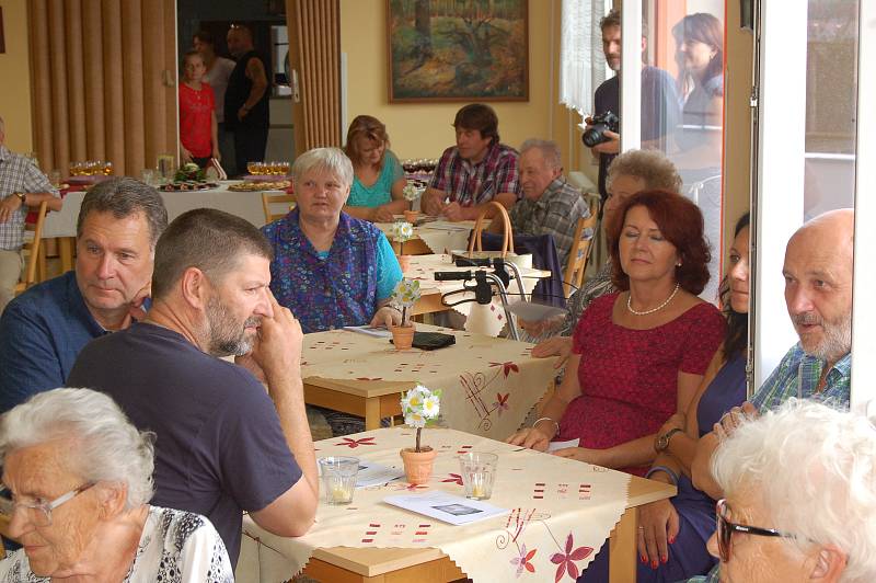 Vernisáž výstavy Zdeňka Martínka v domažlickém penzionu v Baldovské ulici.