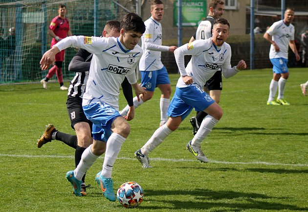 Fotbalisté TJ Jiskra Domažlice (na archivním snímku hráči v bílých dresech) prohráli v neděli dopoledne na hřišti příbramského béčka 0:2.