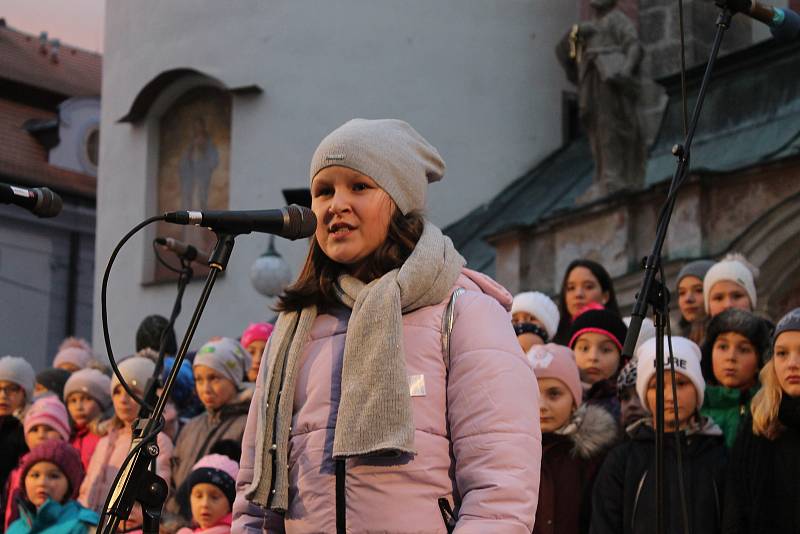 Zpívání koled u stromečku a jeho rozsvícení na domažlickém náměstí.