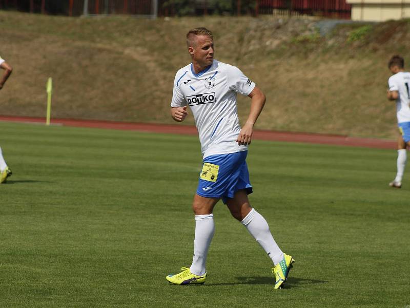 2. kolo FORTUNA ČFL: TJ Jiskra Domažlice (hráči v bílých dresech) - Povltavská Fotbalová akademie 4:1 (3:0).