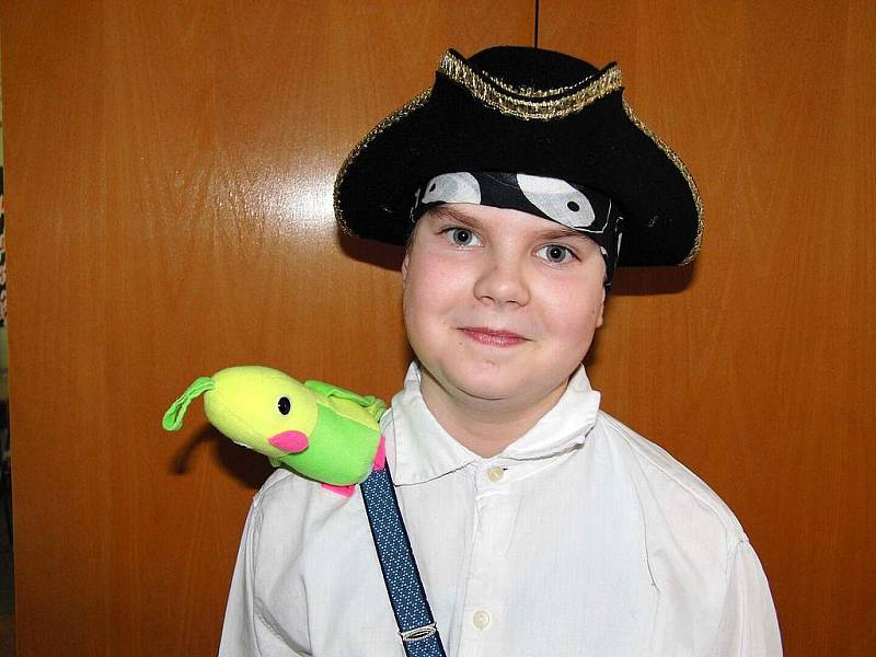  Postřekovská škola zpříjemnila den zápisu budoucím prvňáčkům pirátskou hrou a šátky.
