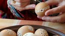 Zdobení vajec také pomocí drátkování.
