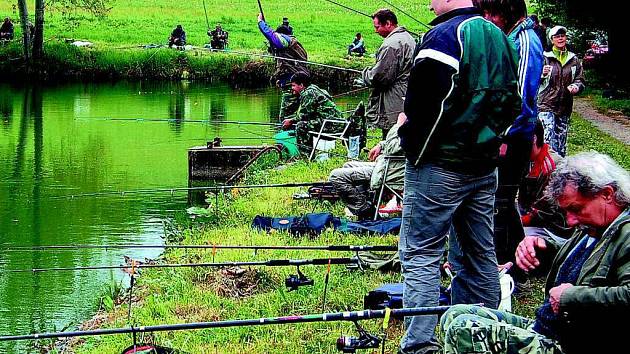 TROCHU NETRADIČNĚ SE RYBÁŘSKÉ ZÁVODY  ve Stráži konaly odpoledne. Účast šedesáti rybářů ovšem pořadatele mile překvapila.