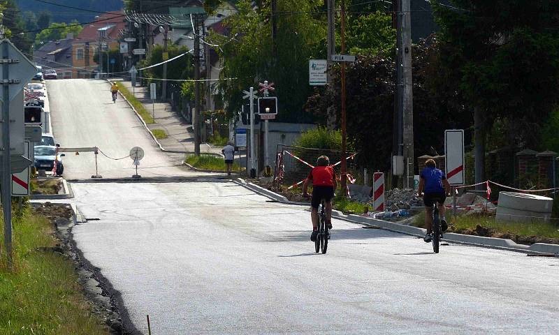 Klenečtí si na svátek sv. Jana vyšlápli v podvečer vyzkoušet novou silnici.