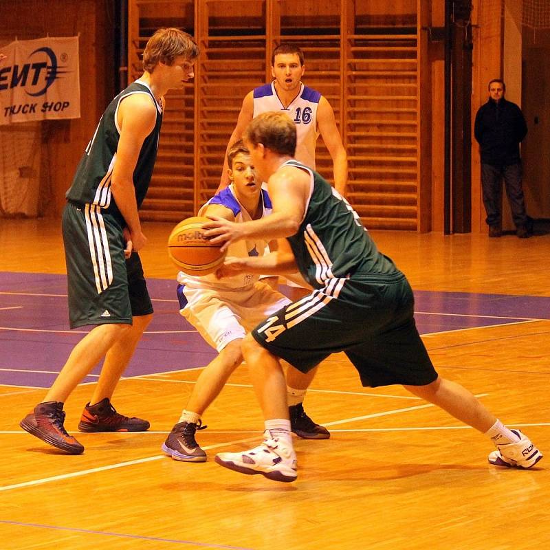 Z utkání basketbalistů Jiskry Domažlice s ČZU Praha.