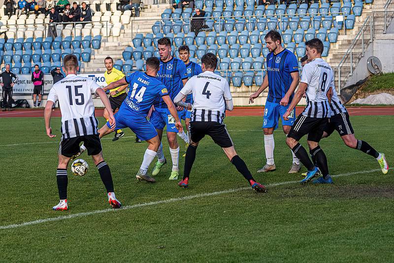 15. kolo FORTUNA ČFL, skupina A: TJ Jiskra Domažlice (na snímku fotbalisté v modrých dresech) - FK Admira Praha 1:1 (0:1).