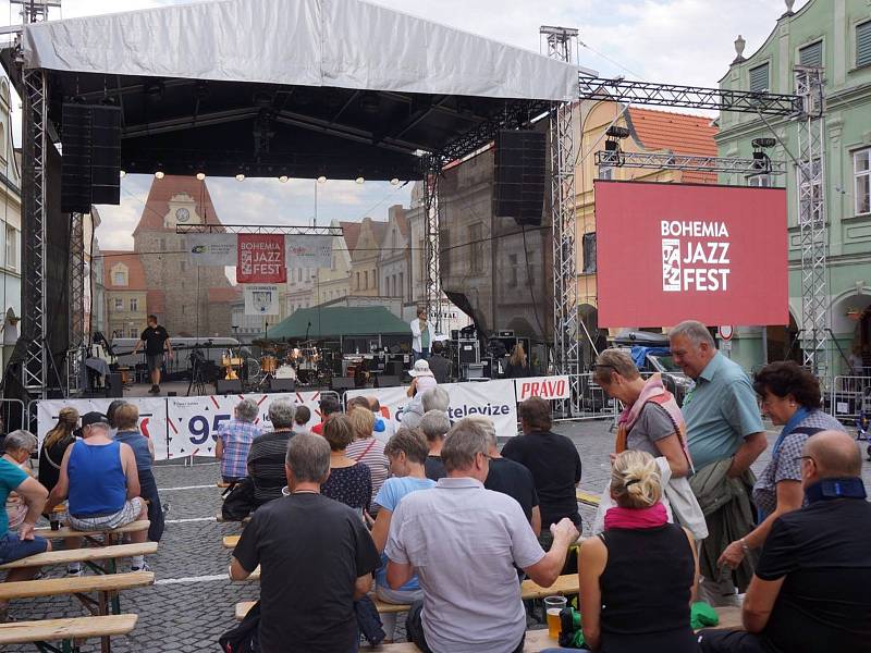 Letošní ročník festivalu Bohemia Jazz Fest se konal v sobotu. Náměstím se nesla příjemná jazzová hudba.