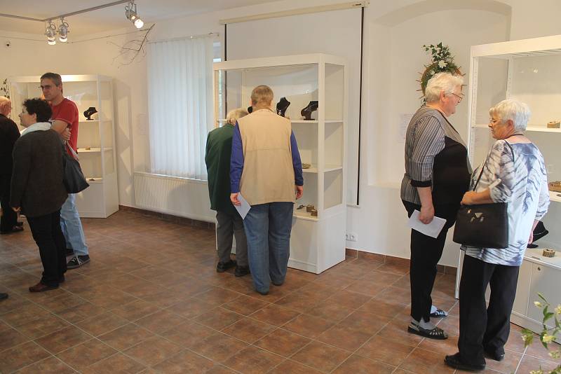 Nová výstava Kouzlo spojení kamene a kovu je nyní k vidění v kdyňském Muzeu příhraničí.