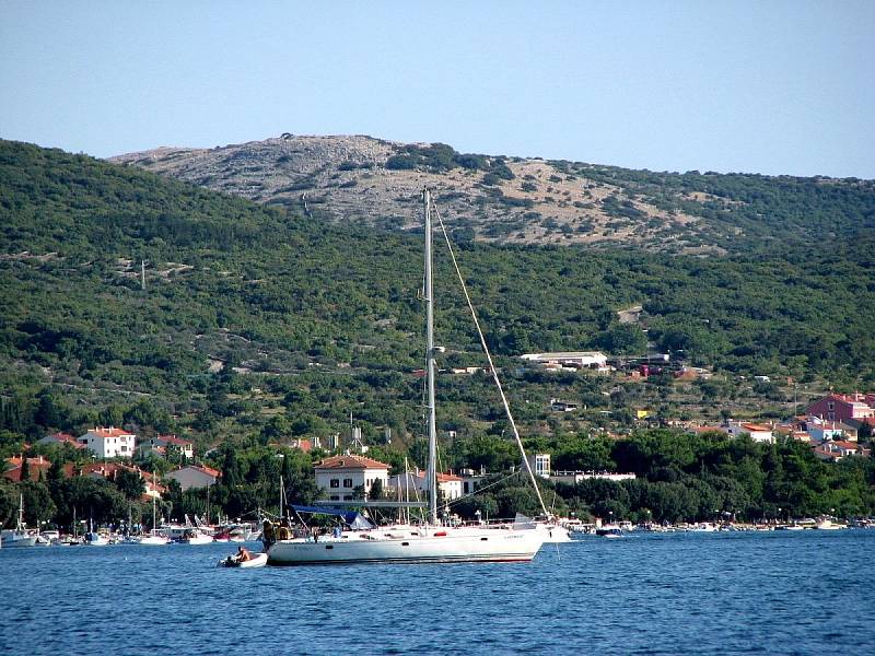 Řada našinců míří na dovolenou do Chorvatska. Dovolená - koupání v moři a pozorování proplouvajících lodí - pěkná idylka.