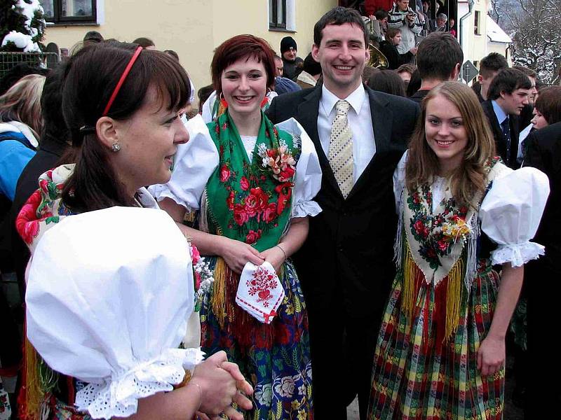 NEDĚLNÍ POSTŘEKOVSKÝ MASOPUSTNÍ KYTIČKOVÝ PRŮVOD. Po něm následuje Kytičková (taneční) zábava a výtěžek z ní plyne jako podpora pořadatelům – fotbalistům TJ Sokol Postřekov.