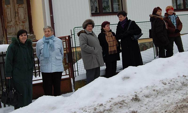 NEDĚLNÍ POSTŘEKOVSKÝ MASOPUSTNÍ KYTIČKOVÝ PRŮVOD. Po něm následuje Kytičková (taneční) zábava a výtěžek z ní plyne jako podpora pořadatelům – fotbalistům TJ Sokol Postřekov.