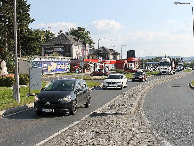 Silničáři už začali opravovat více než kilometrový úsek komunikace první třídy na Folmavě. Doprava je v místě řízena kyvadlově, ve špičce se tady tvoří fronty.