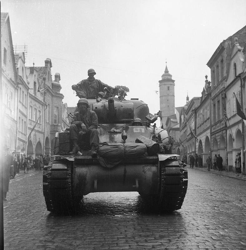Snímky Viktora Douby zachycují příchod americké armády do Domažlic a oslavy konce války.