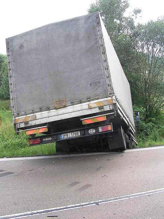 ze srážky motorkáře s nákladním autem mezi Hlubokou a Loučimí.