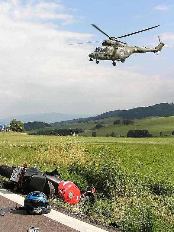 ze srážky motorkáře s nákladním autem mezi Hlubokou a Loučimí.