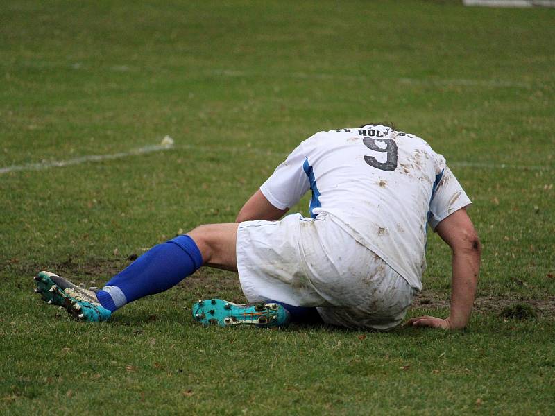 Fotbalisté Holýšova ve druhém utkání jarní části sezony na domácí půdě pouze remizovali s nováčkem z Nýrska. Druhý bod za výhru na penalty hostům zařídil brankář, který si poradil s většinou pokusů domácích exekutorů....