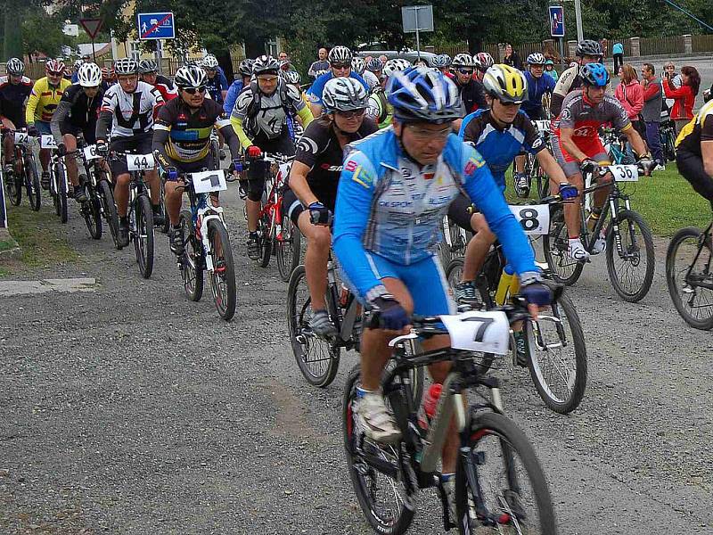 Šestý ročník MTB závodu Brnířovská šlapka a třetí díl Grill Bill Quentina Tarantina v podání brnířovských opékačů pašíka.  