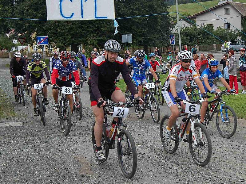 Šestý ročník MTB závodu Brnířovská šlapka a třetí díl Grill Bill Quentina Tarantina v podání brnířovských opékačů pašíka.  